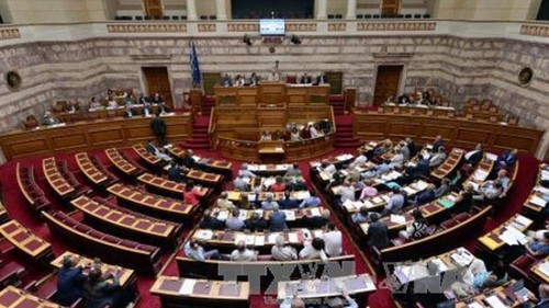 Greece parliament approves 85-billion euro bailout deal - ảnh 1